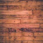Jak układać płytki podłogowe drewnopodobne?