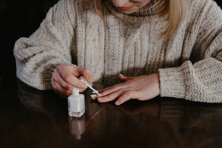 Jak pomalować paznokcie lakierem hybrydowym?
